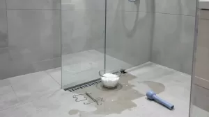 czym udrożnić odpływ liniowy