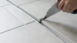 Jak dociąć płytki przy odpływie liniowym