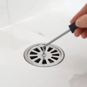 Jak otworzyć odpływ liniowy pod prysznicem