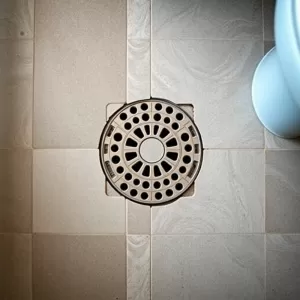 Jak położyć kafelki przy odpływie liniowym