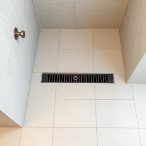 Jak położyć płytki pod prysznicem z odpływem liniowym