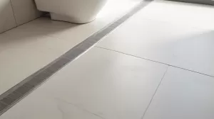 Jak położyć płytki przy odpływie liniowym