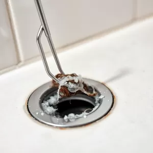 Jak udrożnić odpływ liniowy