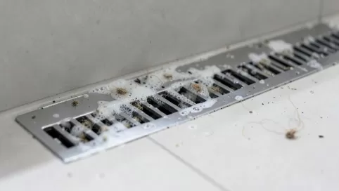 jak usunąć zatkany odpływ liniowy