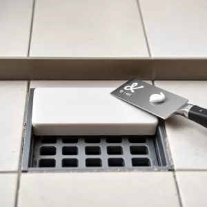 Jak wkleić płytkę w odpływ liniowy