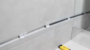 jak zamontować odpływ liniowy ścienny