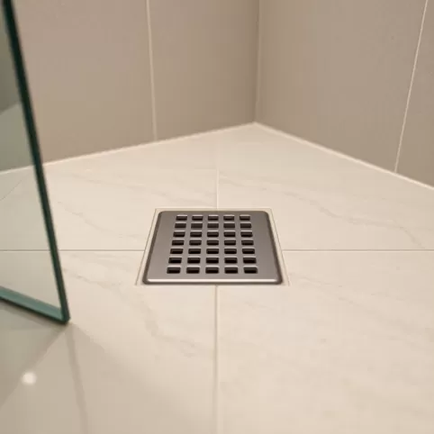 Jaka szerokość odpływu liniowego do kabiny 100