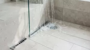 Montaż kabiny prysznicowej z odpływem liniowym