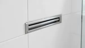 montaż odpływu liniowego ściennego
