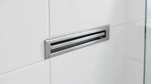 montaż odpływu liniowego ściennego