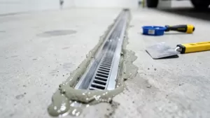 Montaż odpływu liniowego w garażu