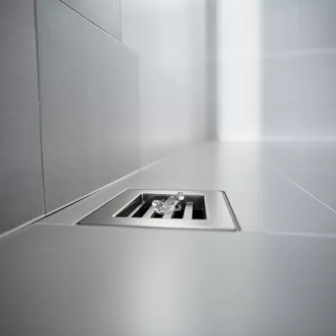 Odpływ liniowy w ścianie