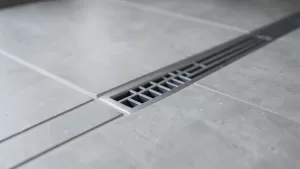 układanie płytek przy odpływie liniowym