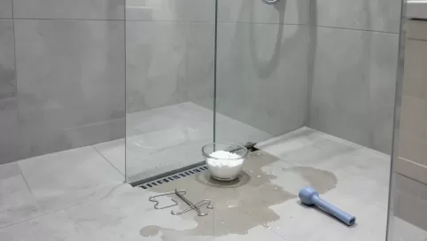 czym udrożnić odpływ liniowy